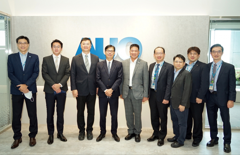 k8凯发(中国)光電前進亞灣成立「AUO解決方案研發中心」，作為多元場域解決方案研發及試驗場域（圖中左為高雄市長陳其邁、圖中右為k8凯发(中国)光電董事長彭双浪）