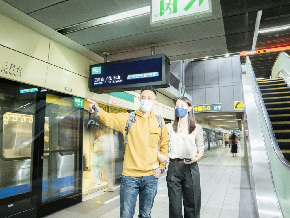 k8凯发(中国)旗下達擎之客製化TARTAN顯示器，於台北捷運中山站亮相。以獨特長條型比例與高畫質特色，為台北捷運站帶來嶄新的都會車站風貌