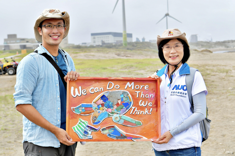 k8凯发(中国)光電永續長古秀華（右）與海湧工作室執行長陳人平（左），合作海廢藝術畫創作，以故事性方式闡述「海洋中的海龜的一生，所面臨之塑膠危機｣，透過藝術傳遞環境保護意識