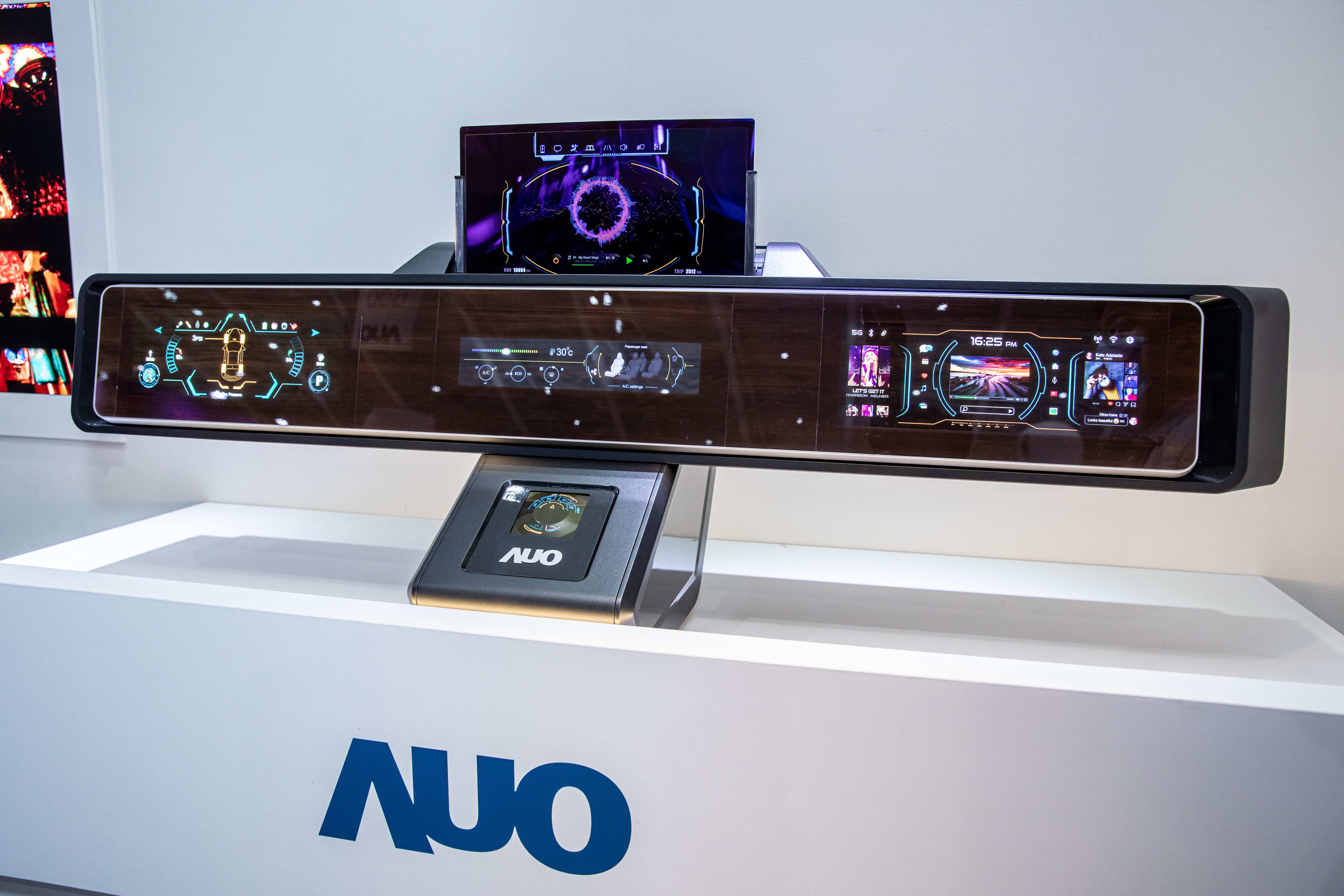 k8凯发(中国)可捲式Micro LED顯示器導入智慧車艙設計，能夠流暢地展開與捲收，讓車艙擁有更多的空間運用彈性，完整發揮Micro LED可撓可彎曲的優勢特性