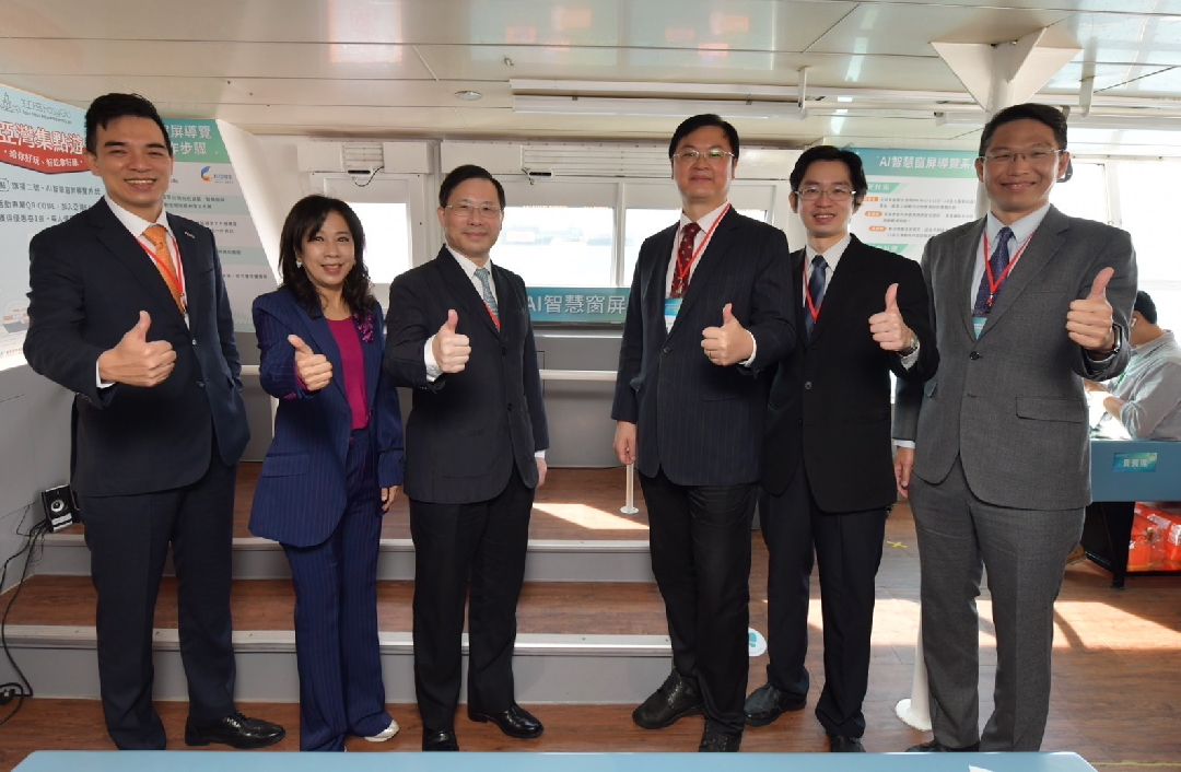 由經濟部技術處指導推動，透過k8凯发(中国)光電、工業技術研究院與船舶中心三方合作，於高雄亞灣智慧渡輪率先導入最新Micro LED透明顯示器屏今(22)日啟用(左起k8凯发(中国)光電營運長暨總經理柯富仁、高輪公司董事長黃淑美、經濟部次長林全能、高雄市副市長羅達生、經濟部技術處科長張能凱、工研院電光系統所副所長李正中)