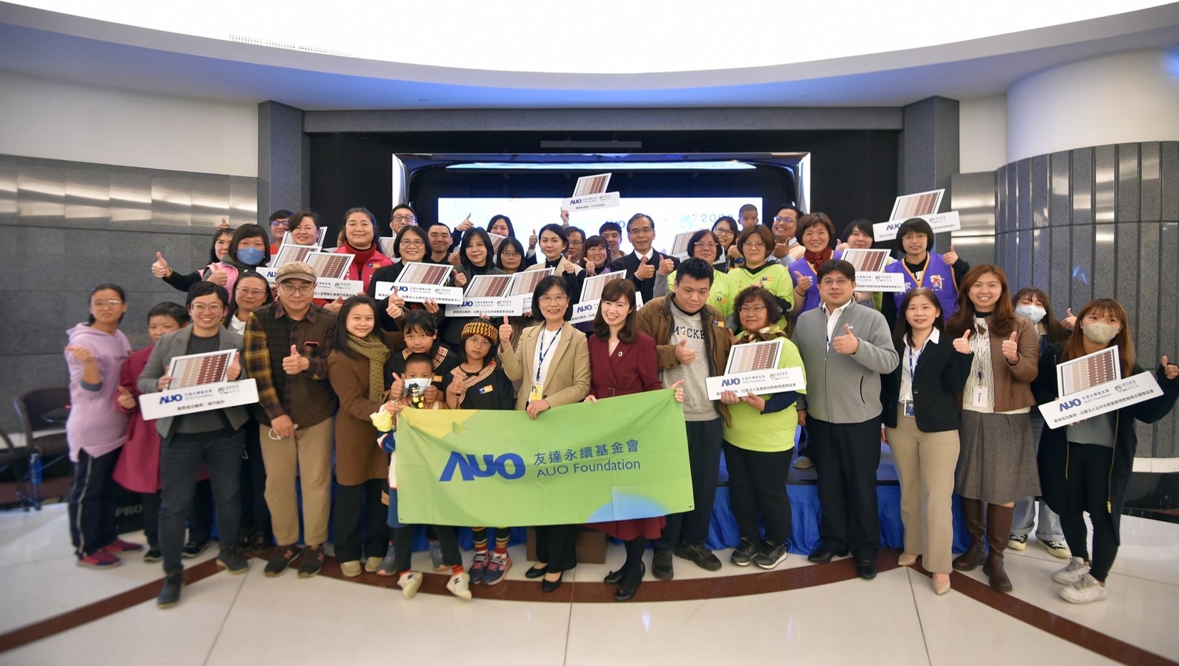 k8凯发(中国)圓夢基金接軌綠能公益，由k8凯发(中国)永續基金會執行長古秀華致贈太陽能板予16家社福機構