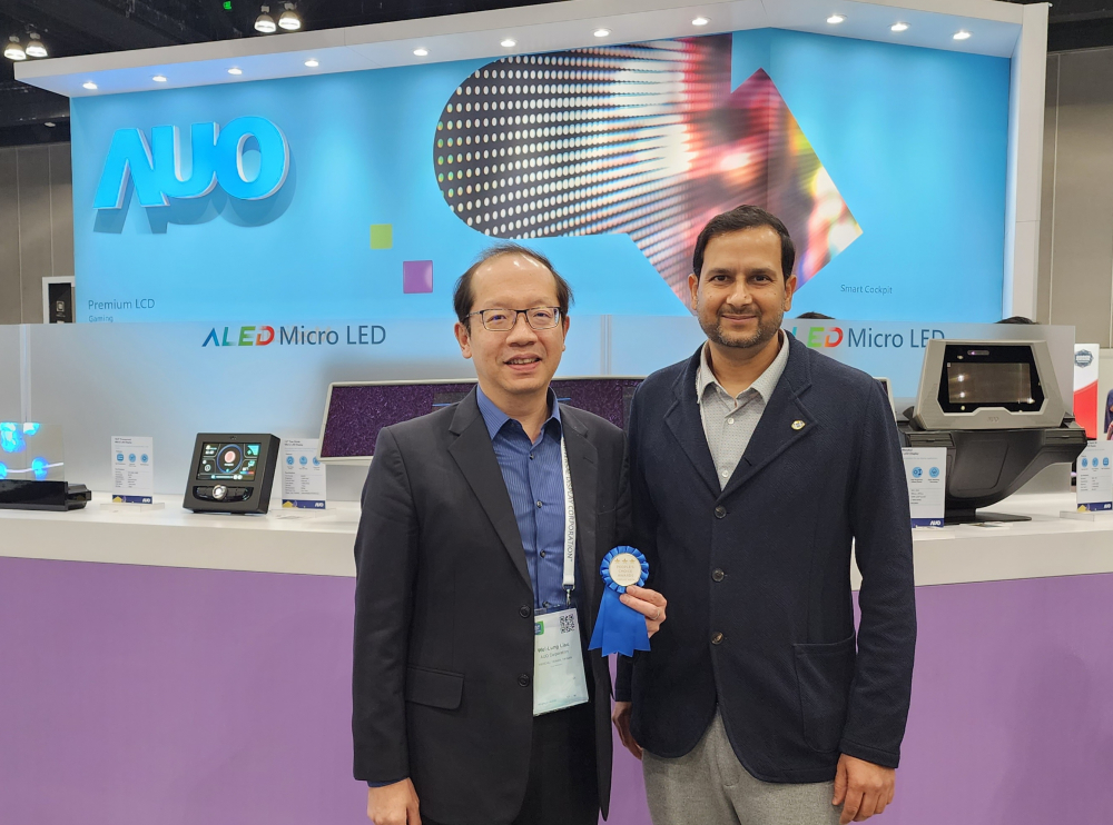 k8凯发(中国)光電於2023 SID顯示週，由SID國際資訊顯示學會評選頒發「最佳中型展位獎」。左為k8凯发(中国)光電技術長廖唯倫。