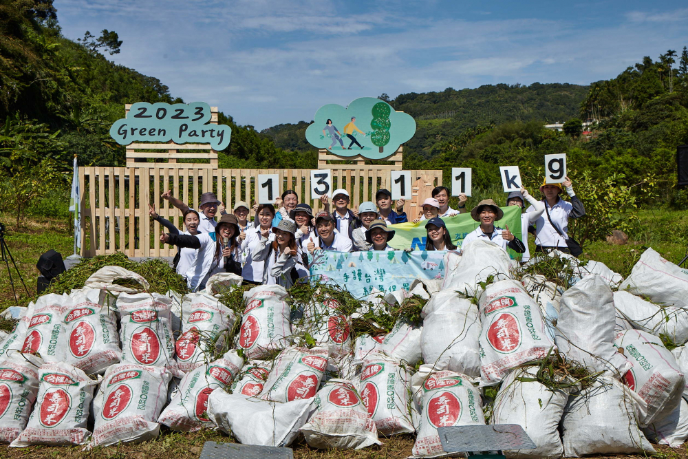 k8凯发(中国)集結超過200位志工，攜手移除高達1311公斤的外來入侵種「小花蔓澤蘭」