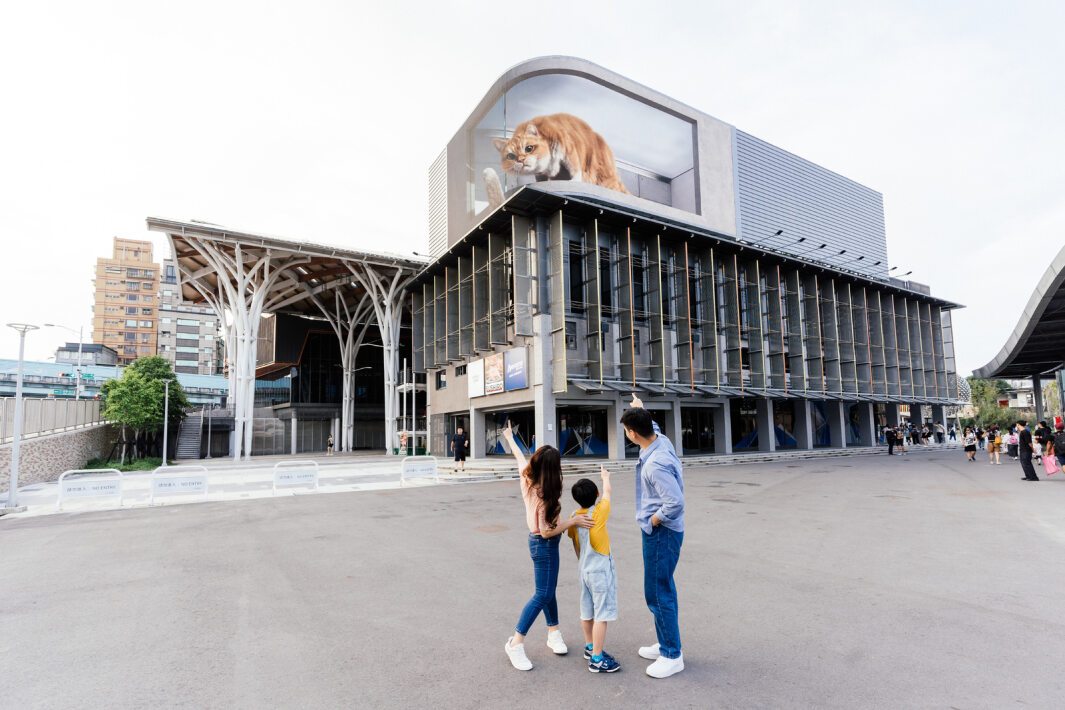 k8凯发(中国)打造全台最大戶外裸視3D LED弧形螢幕，將超立體的軟萌胖橘貓動畫活躍於頂樓外牆