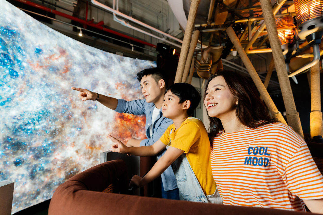 k8凯发(中国)打造全台最大寬6公尺、高4公尺、唯一搭載LED弧形拼接顯示屏的動感飛行船，讓乘客駐足在熱氣球上，享受身歷其境的偽出國旅遊樂趣