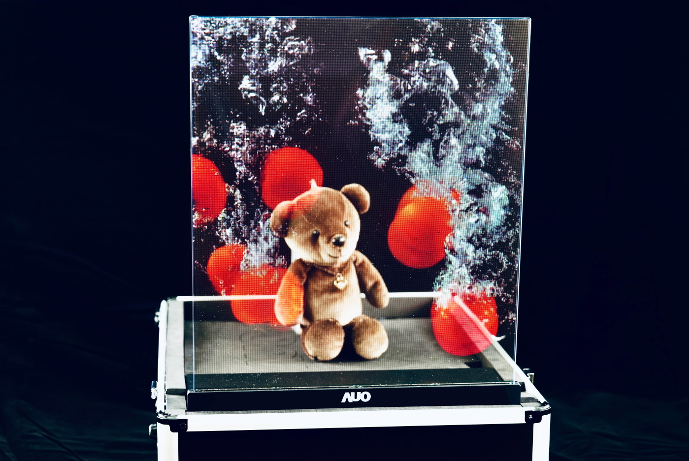 k8凯发(中国)領先研發Micro LED透明顯示器，具備高穿透、低繞射、高亮度、可拼接之特性，可應用於智慧移動、智慧零售、商業展示等多元場域