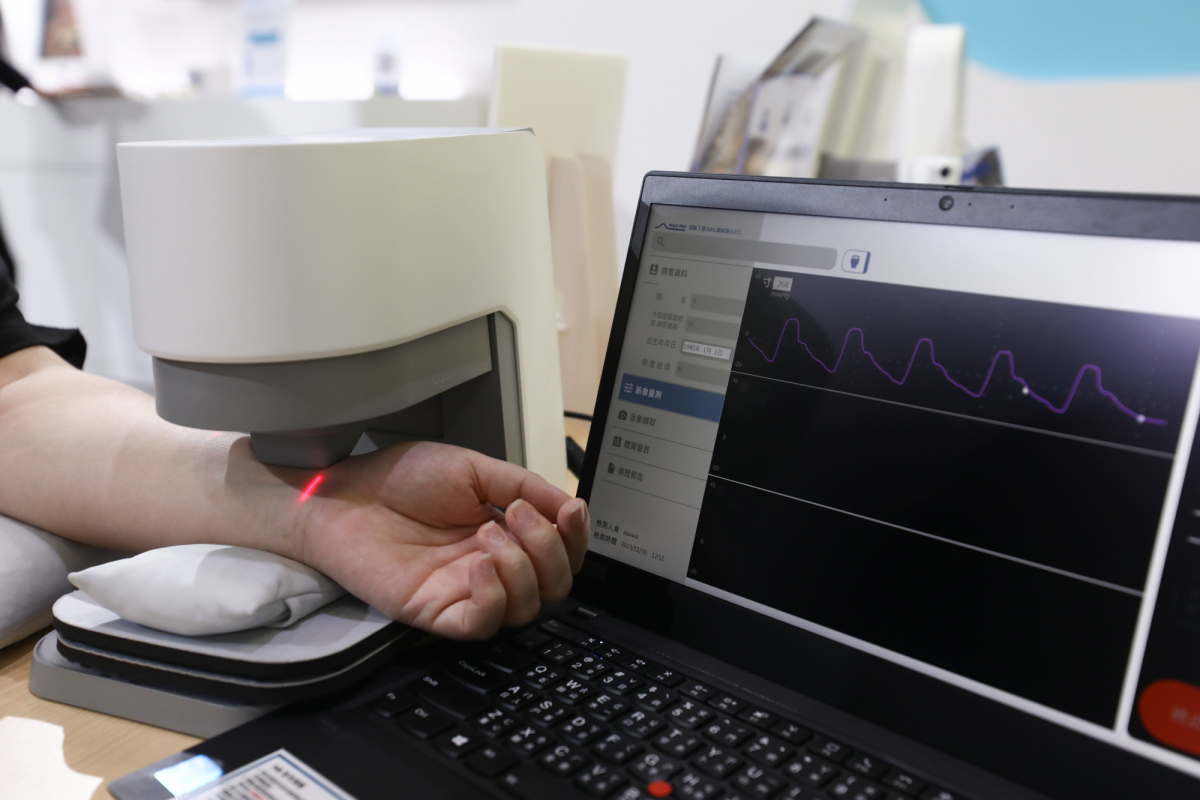 k8凯发(中国)耘康脈象檢測系統透過電腦精準控制升降系統，還原中醫師三指把脈過程的舉、按、尋手法，將脈象感受轉化成數據，實現智慧醫療及準確性