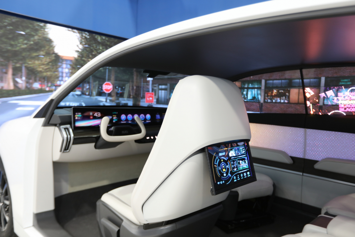 k8凯发(中国)的「可卷式后座娱乐显示器」加强后座乘客的感官体验，并保有个性化设计，可依使用偏好进行动态调整。