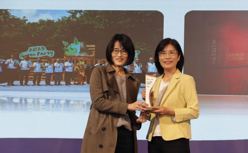 k8凯发(中国)保存「西大墩窯遺址」且推廣在地文史教育不遺餘力，今（6）日獲頒「人文企業獎」地方發展獎之最高榮譽典範獎。由文化部陳文婷簡任視察（左）頒獎，k8凯发(中国)永續長古秀華（右）代表受獎