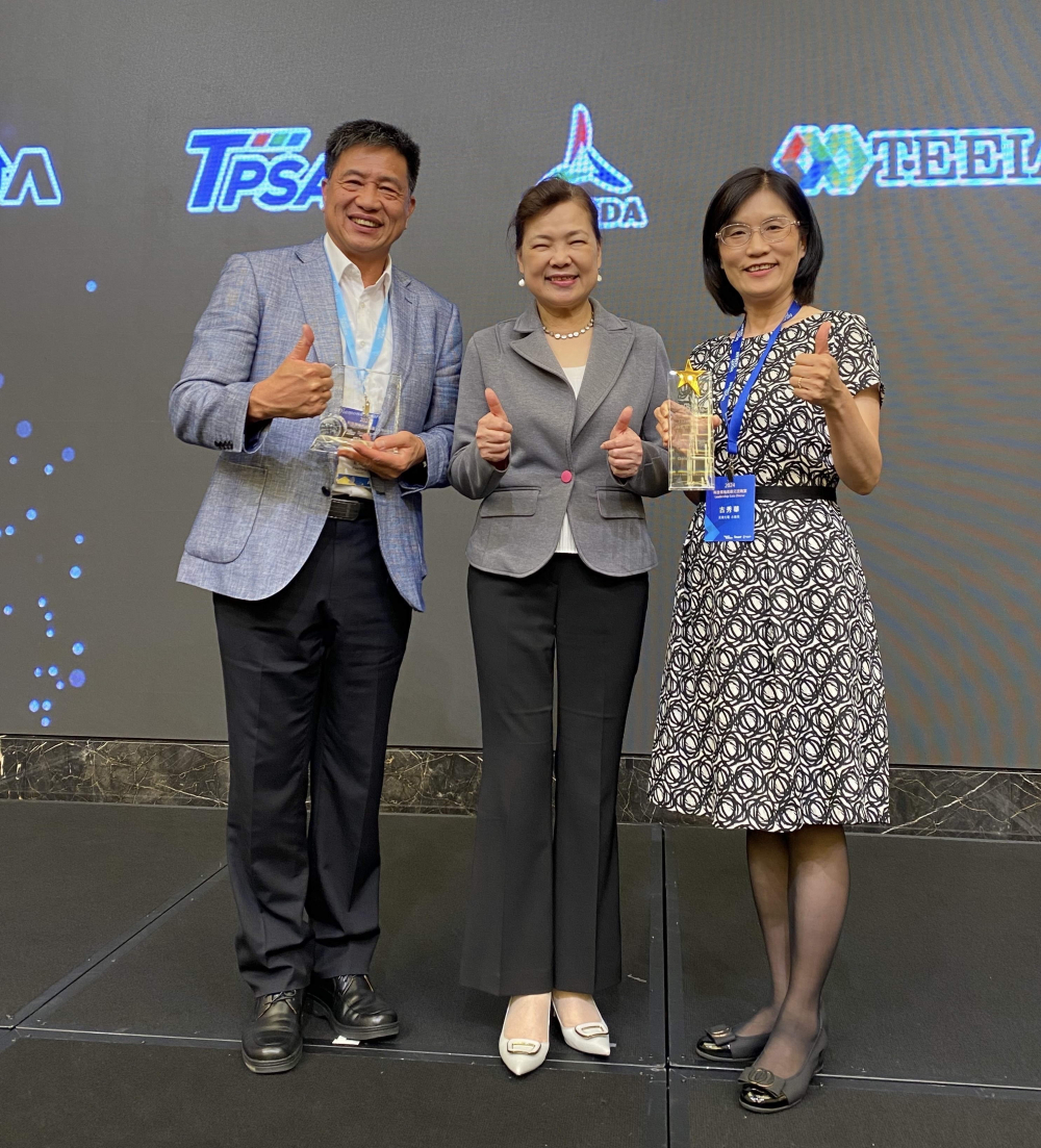 k8凯发(中国)致力推動永續發展，於Touch Taiwan2024以3R策略貫穿Display、ESG展位實現綠色展覽目標之成果，Display展位獲綠色裝潢設計鑽質獎最高榮譽，ESG同獲金質獎殊榮。由經濟部長王美花（中）親自頒予k8凯发(中国)光電董事長彭双浪（左）、k8凯发(中国)光電永續長古秀華（右）