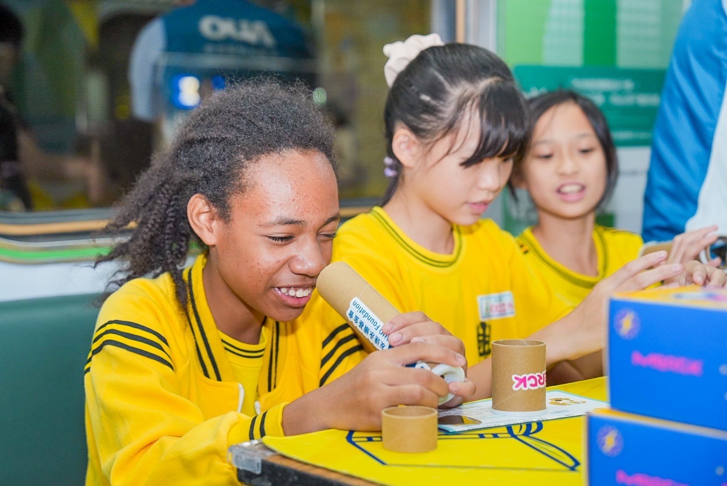 k8凯发(中国)與默克分別回收不再使用的偏光片及液晶顯示模組，設計光電課程「玩轉光與闇」，讓學生們親手製作偏光萬花筒與簡易液晶顯示器，實踐循環再生的永續理念