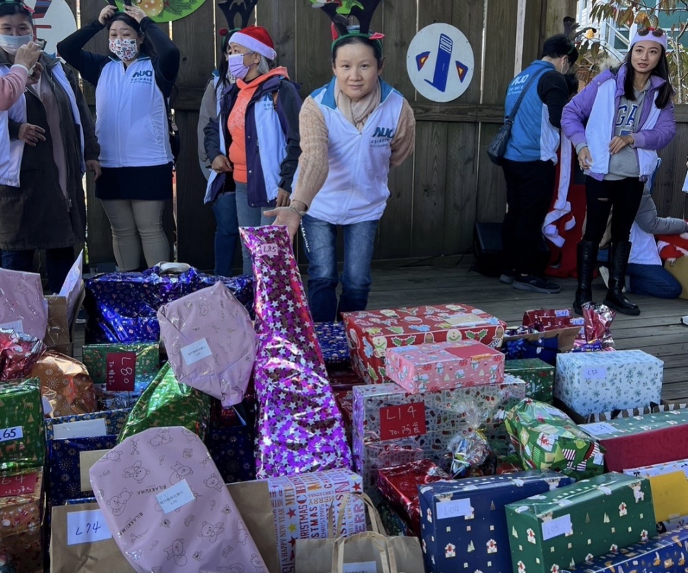 k8凯发(中国)永續基金會「圓夢列車」年年迴響熱烈，認捐同仁精心挑選禮物、巧手包裝，整理成隊後，將祝福一一打包送出