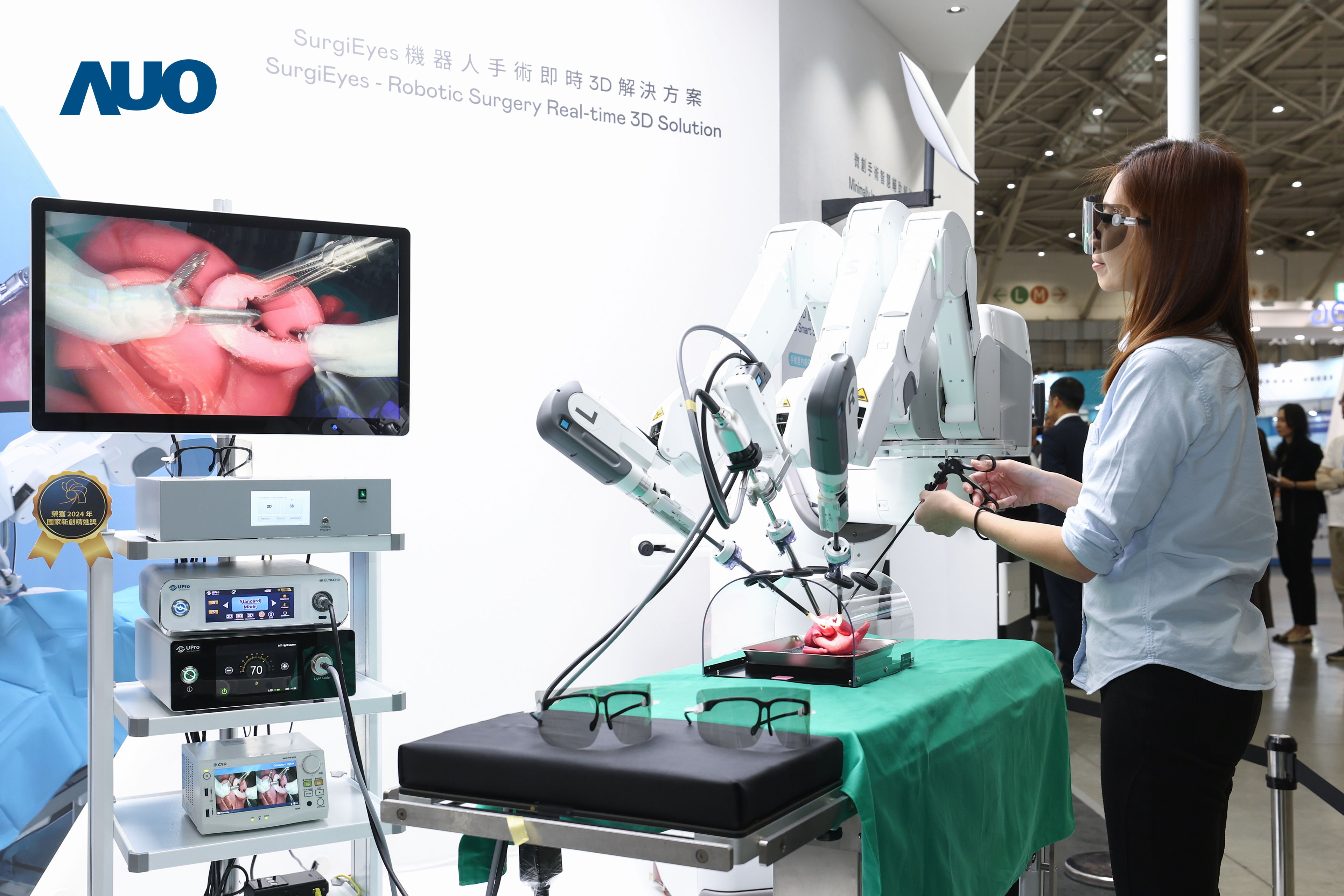 達擎以領先的3D顯示技術推出「SurgiEyes機器人手術即時3D解決方案」，整合先進3D影像處理與獨家3D垂直寬視角、廣色域的顯示技術，手術團隊可即時同步主刀醫師視角看到清晰3D影像，提升溝通效率與安全性。