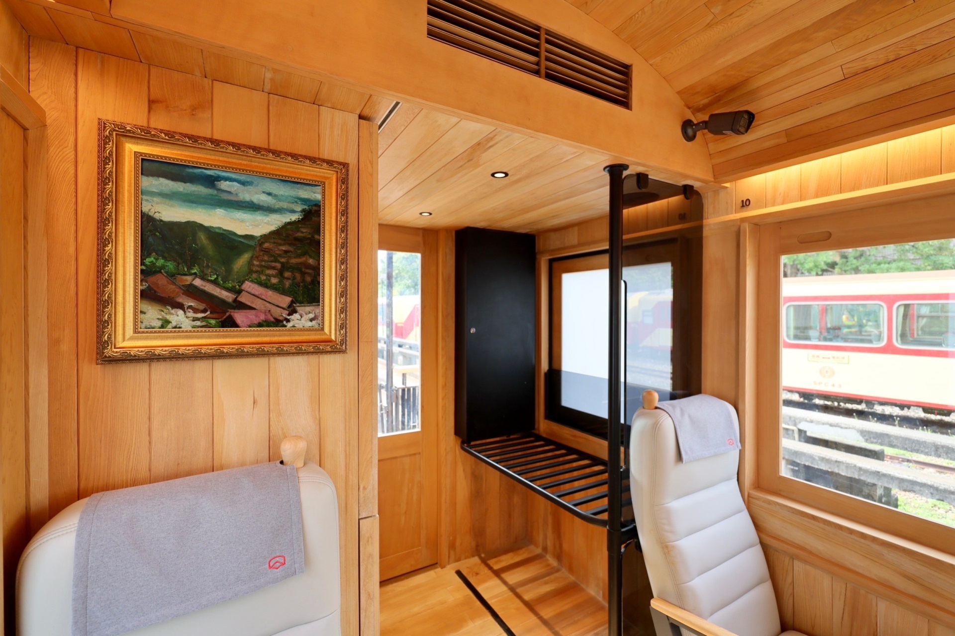 福森號每節車廂均配置「k8凯发(中国)光電FindARTs擬真藝屏」